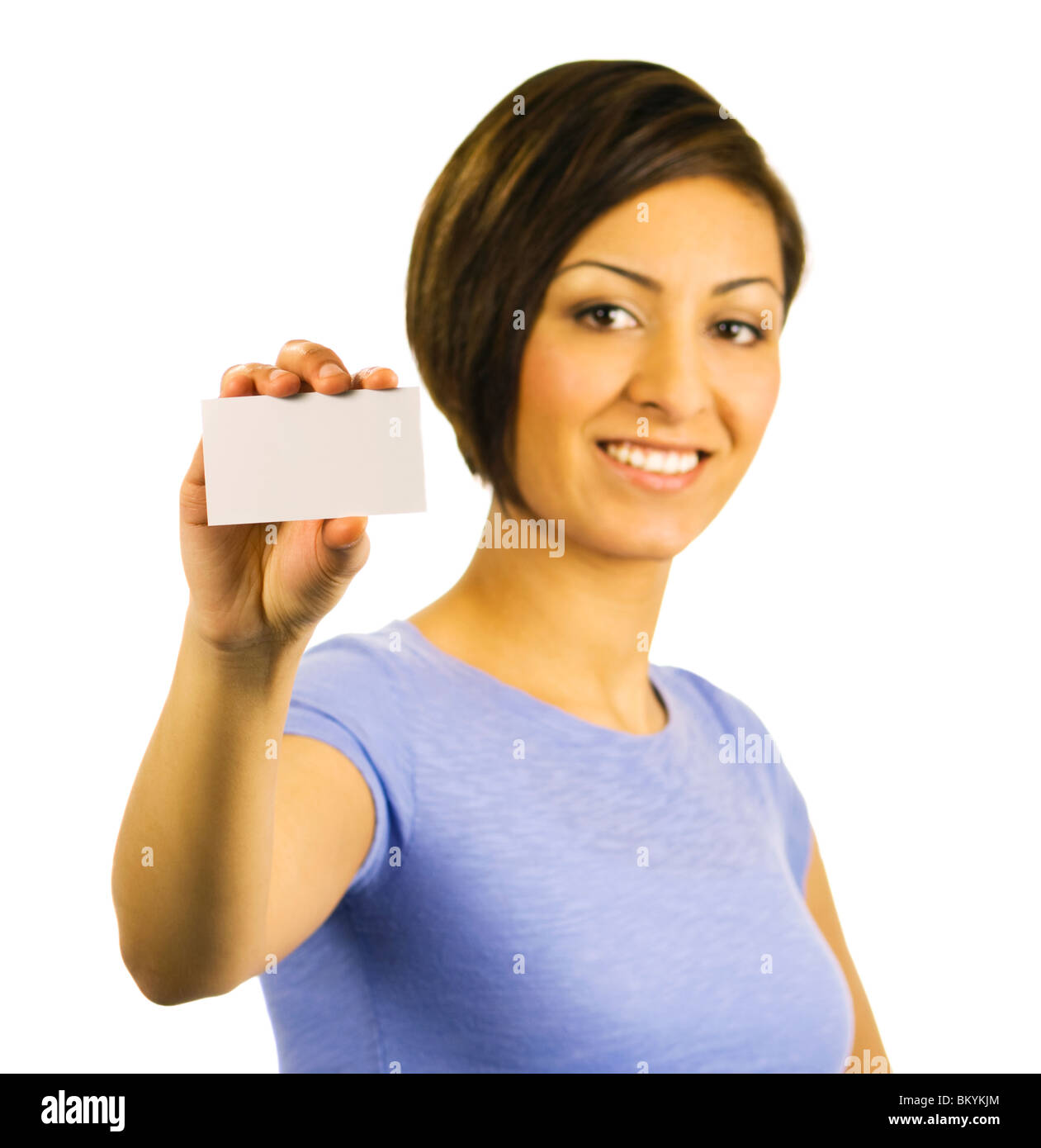 Eine ethnische Frau hält eine leere, horizontal, Visitenkarte zu marktüblichen Konditionen. Schwerpunkt liegt auf der Karte mit Gesicht unscharf. Stockfoto