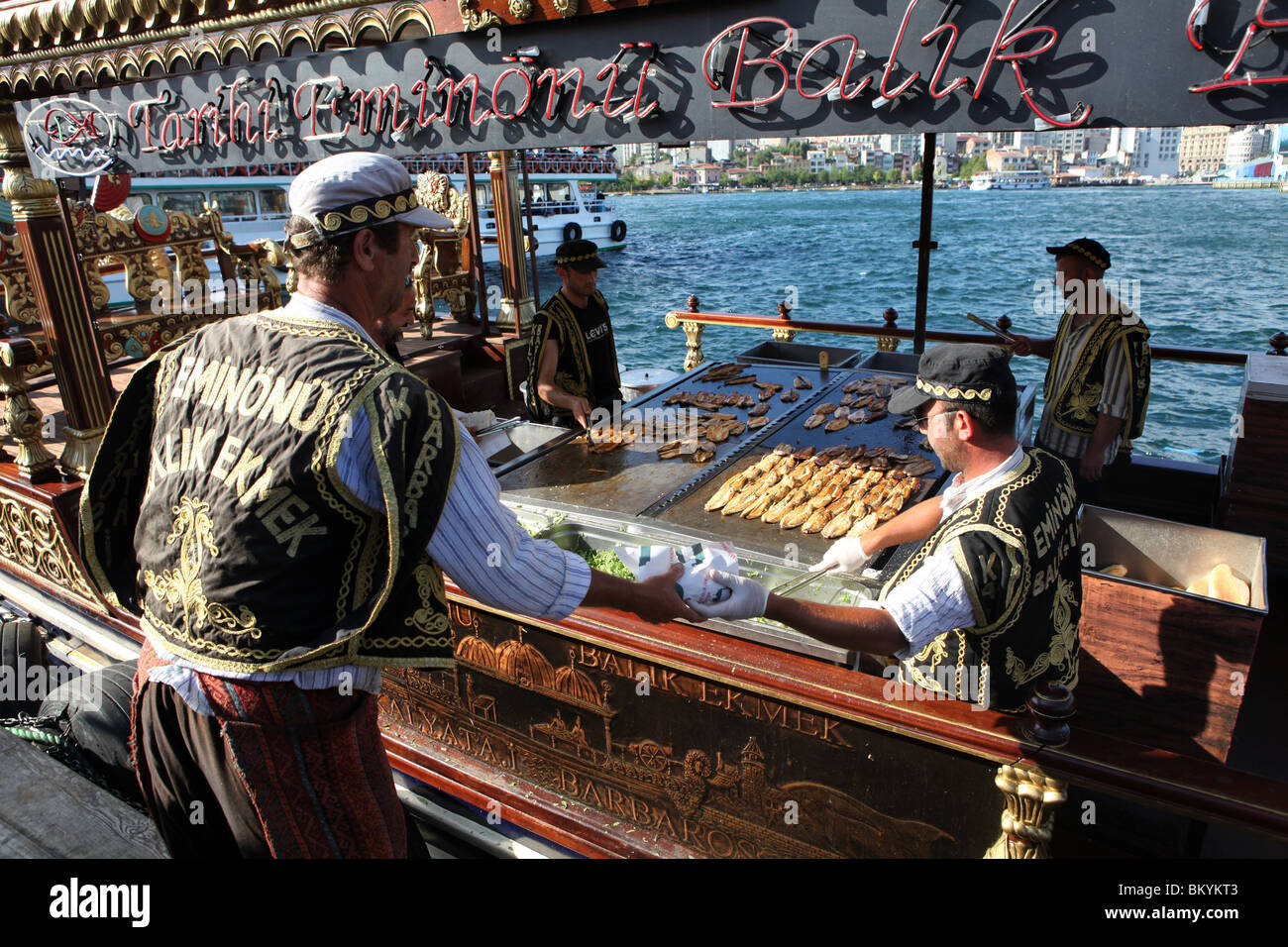 Der berühmten Boote verkaufen gegrillt Fischbrötchen, Volksmund Balik Ekmek bei Eminonu Harbourside in Istanbul, Türkei Stockfoto
