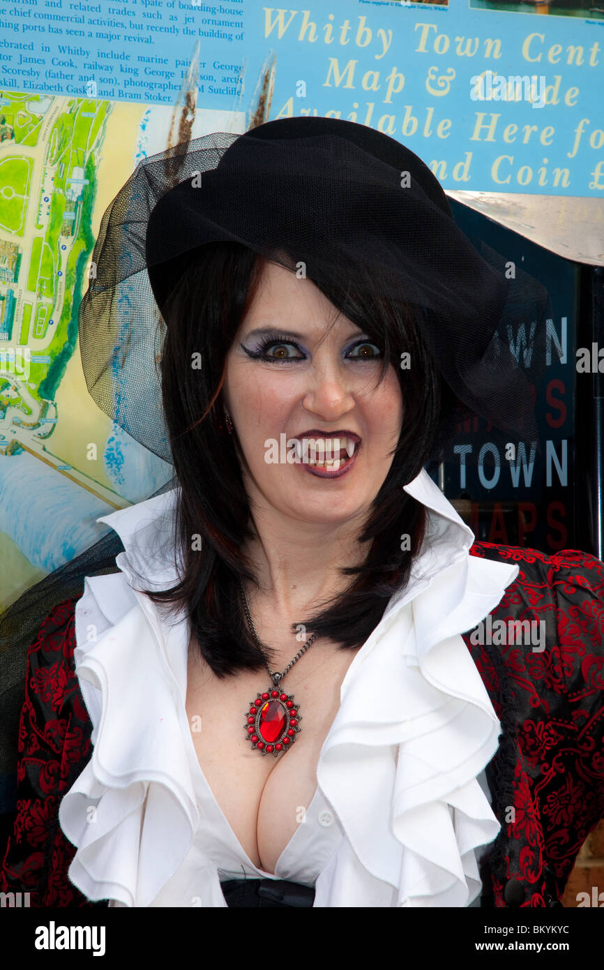 Frau mit Halloween Kostüme, mit Dracula Vampir Zähne an der Whitby Goth Wochenende Festival, North Yorkshire, Stockfoto