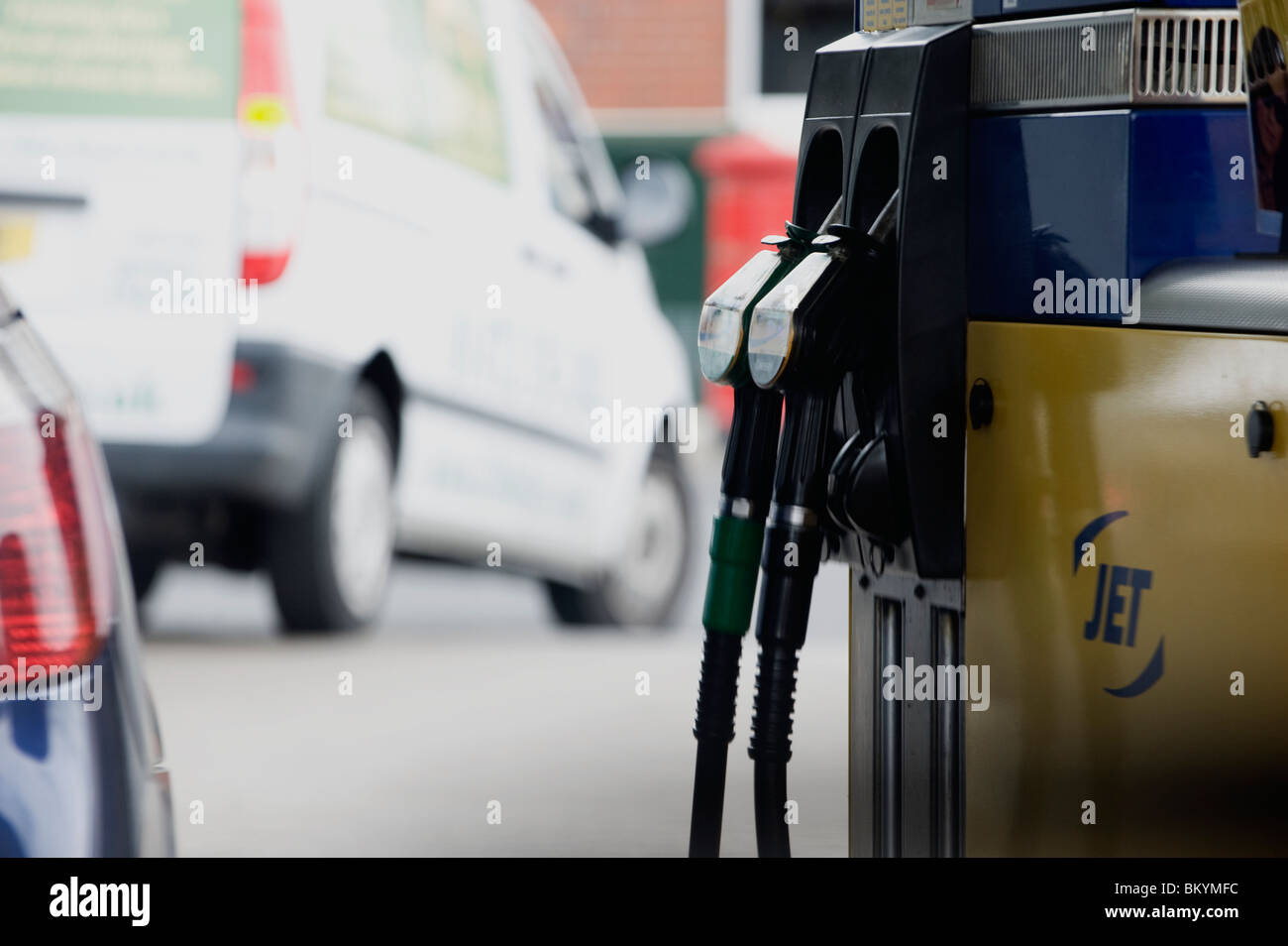 Tankstelle. Kraftstoffpumpen an einer Jet-Tankstelle mit Fahrzeugen in der Nähe, die täglich auf einem typischen britischen Vorplatz tanken. Stockfoto