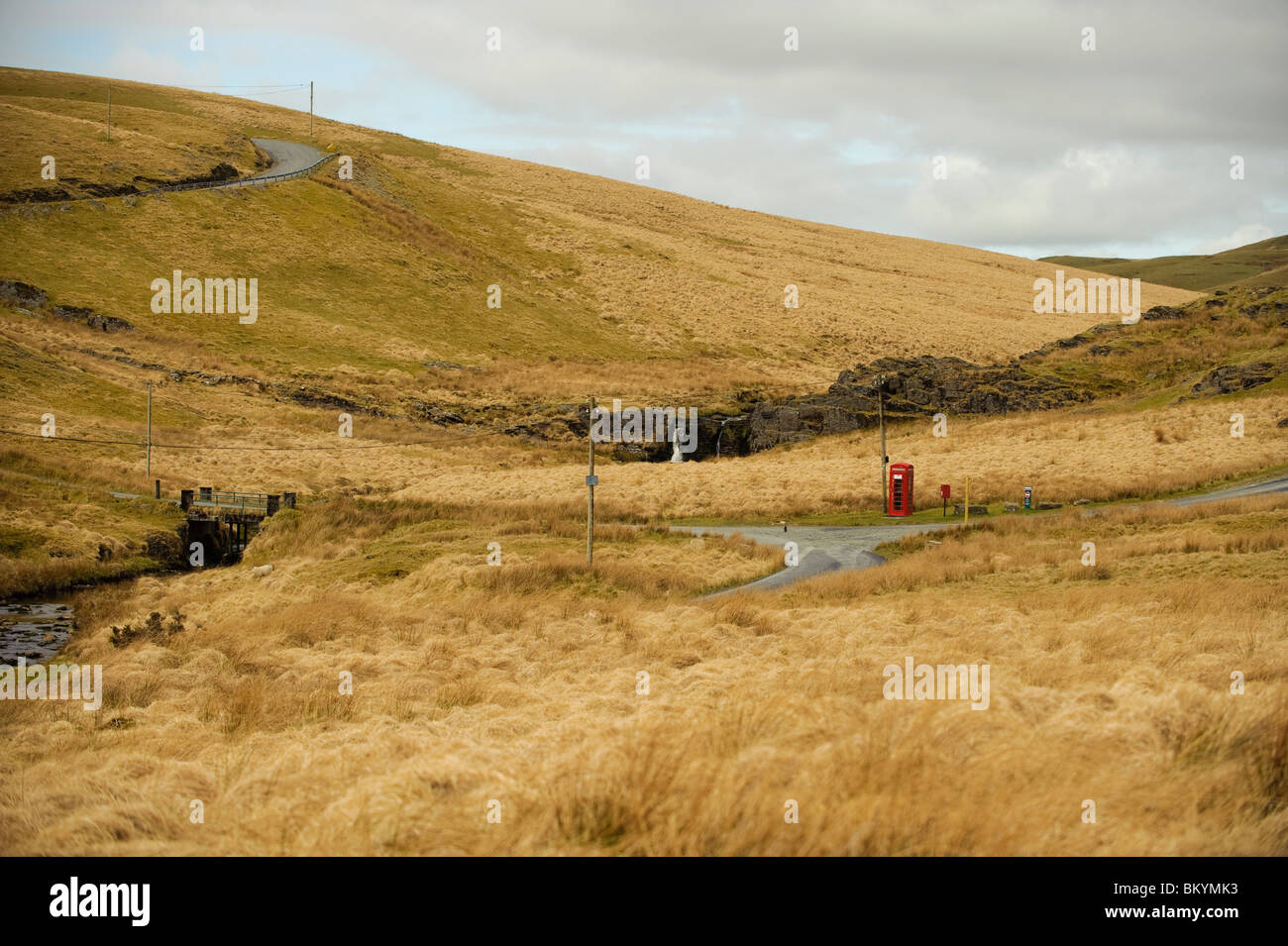 Entfernten roten Telefon box im Upland Ceredigion Mitte Wales uk Stockfoto