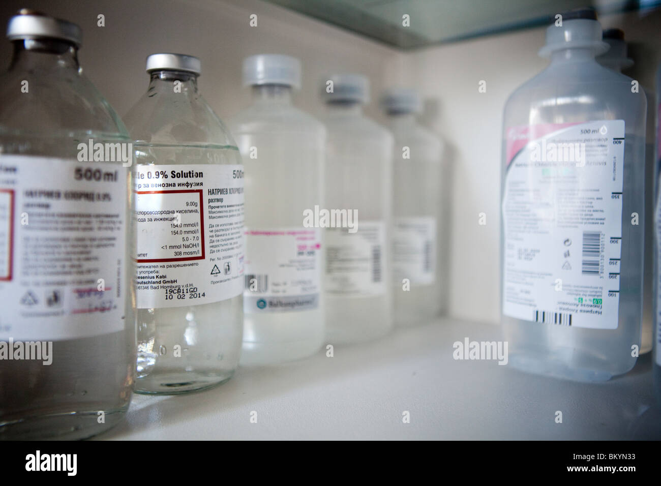 Salzige Tropfen Infusion Flüssigkeit gespeichert in medizinischen Kabinett in einem Krankenhaus Stockfoto
