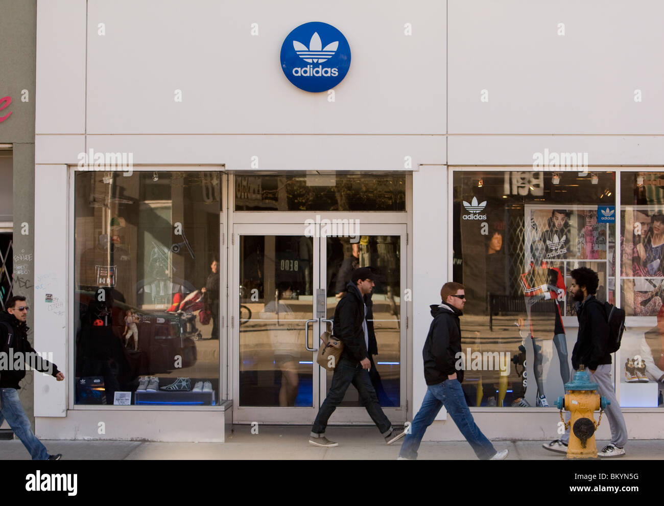 Ein Adidas-Shop ist in Toronto 19. April 2010 abgebildet. Stockfoto