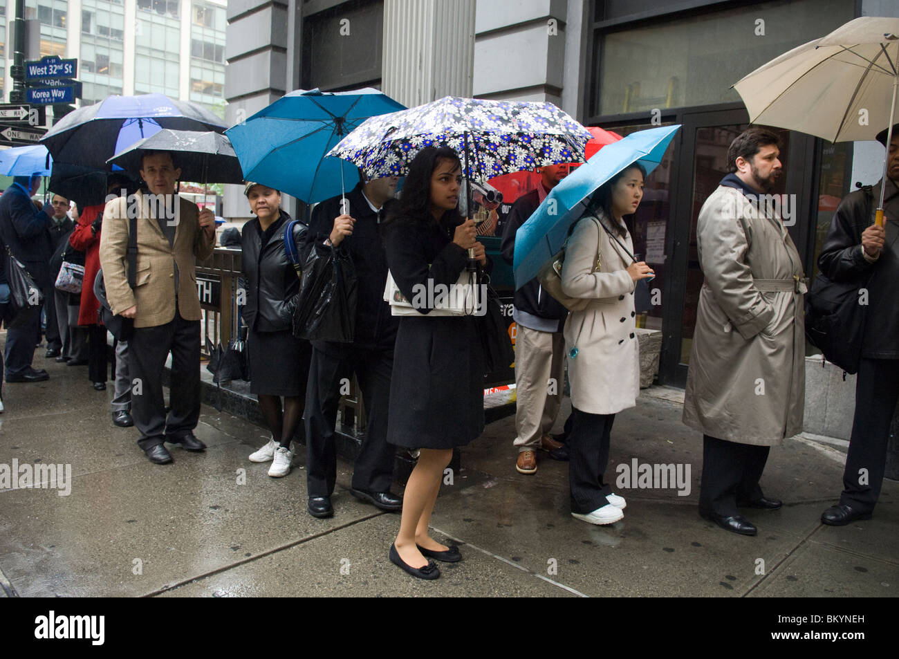 Arbeitssuchende Line-up für eine Jobmesse im Regen, in Midtown in New York auf Mittwoch, 12. Mai 2010. (© Frances M. Roberts). Stockfoto