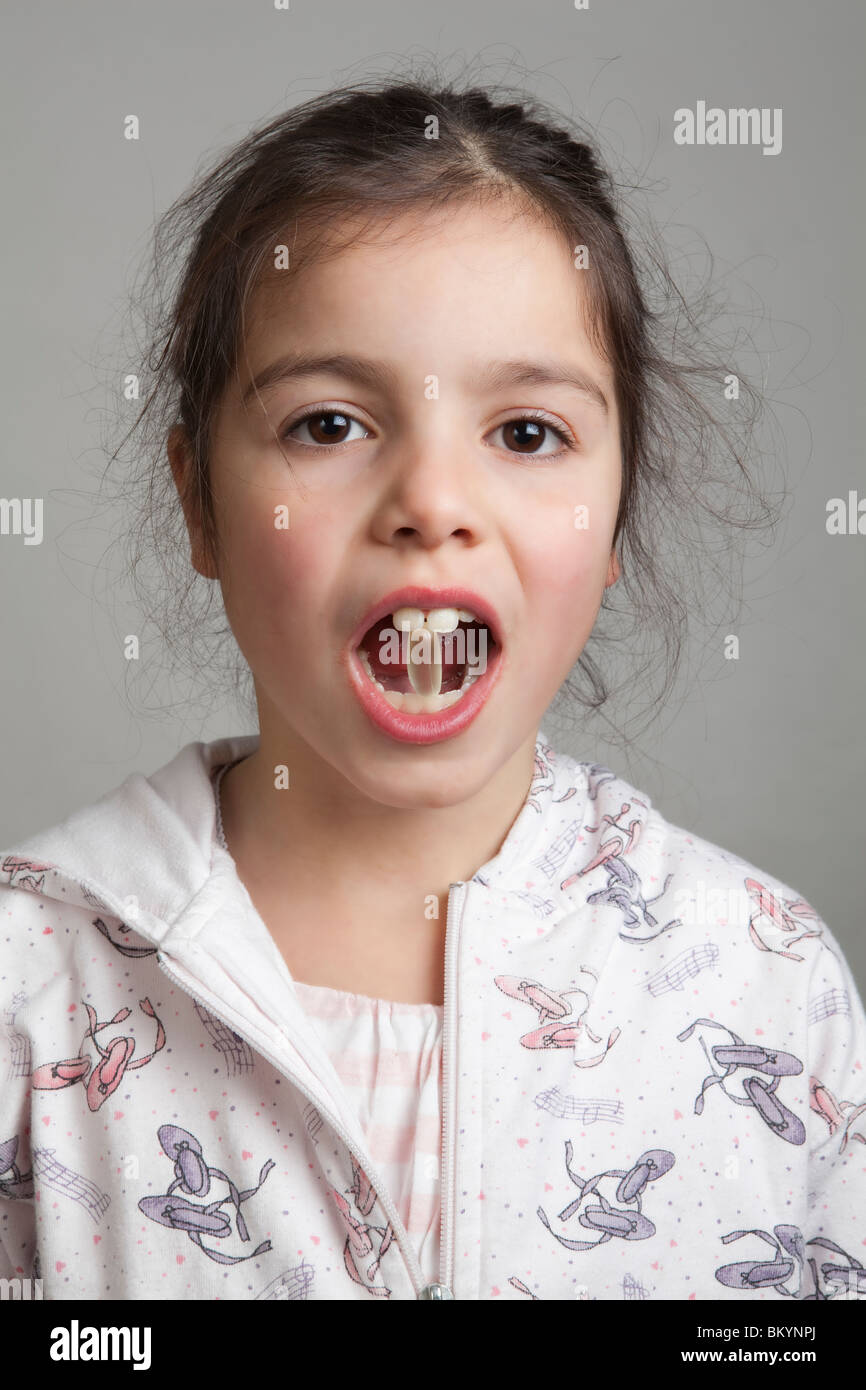 Kind Einnahme von Vitamin A Pille - Close-Up Stockfoto