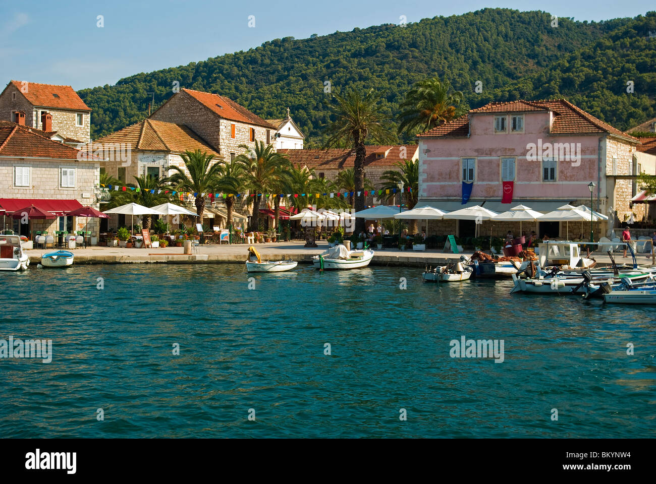 Kroatien; Hrvartska; Fernsehreihe, Insel Hvar; Gebundene gerader Grad, Altstädter Ring, Cafes, Fishboats am Ufer der Altstadt Stockfoto