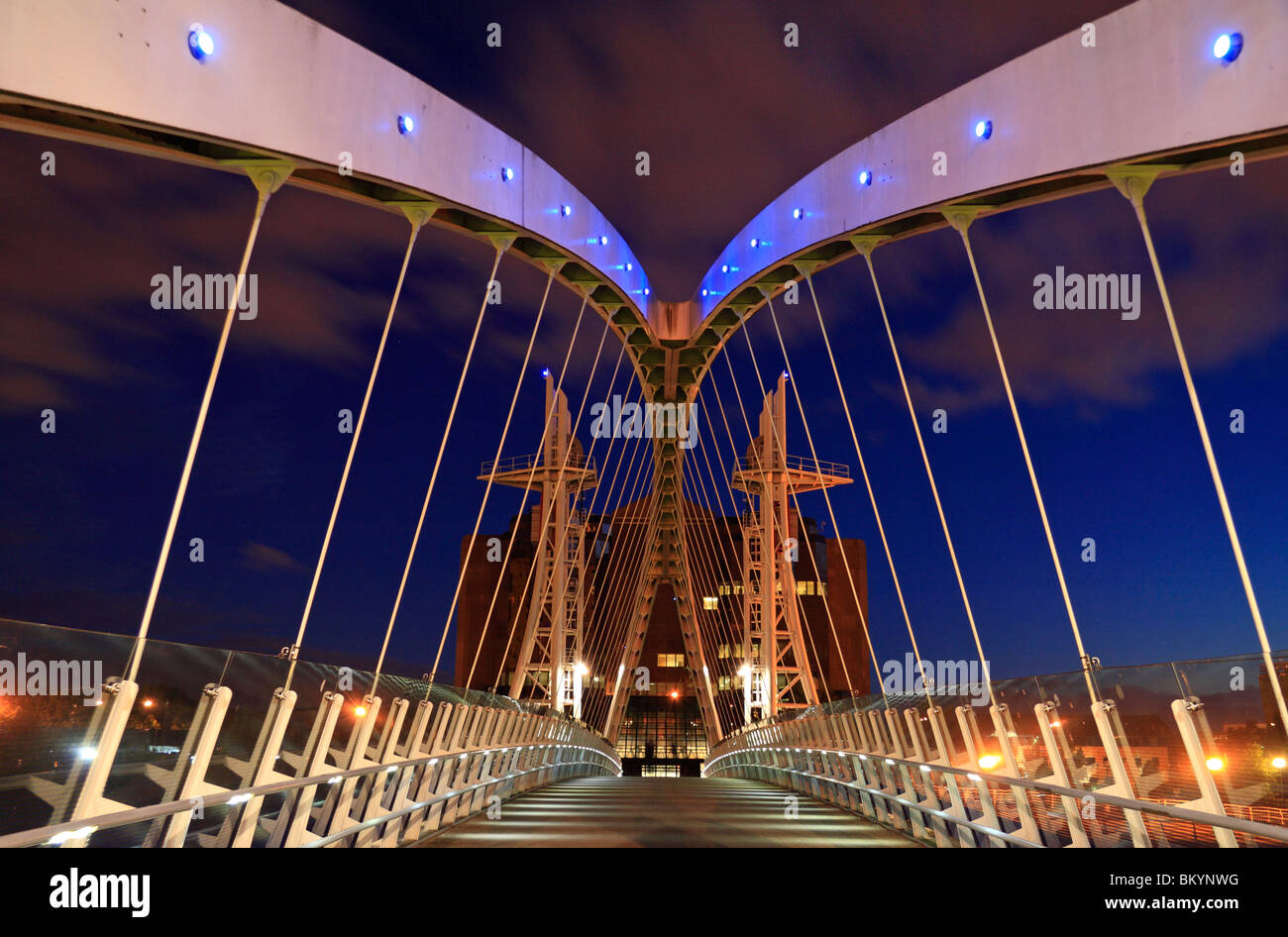 Die Salford Millennium Fußgängerbrücke (Lowry Brücke) bei Nacht, Werften in Salford, Manchester, UK. Stockfoto