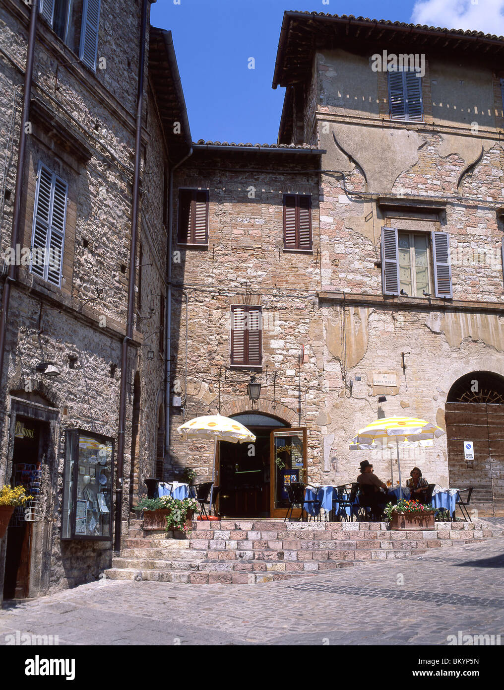 Strassencafé, Old Town, Assisi, Provinz Perugia, Umbrien Region, Italien Stockfoto