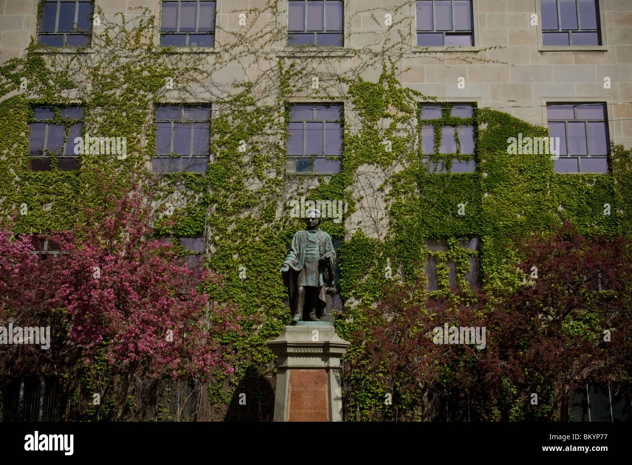 Egerton Ryerson Skulptur ist 21. April 2010 auf dem Campus der Ryerson Universität in Toronto gesehen. Stockfoto