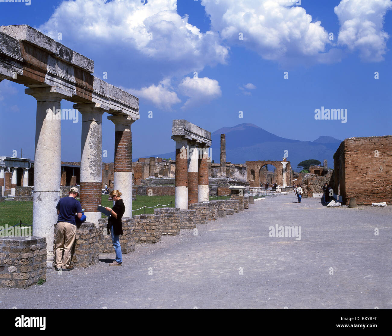 Das Forum mit dem Vesuv in der Ferne, die antike Stadt Pompeji, Pompeji, die Metropolstadt Neapel, die Region Kampanien, Italien Stockfoto