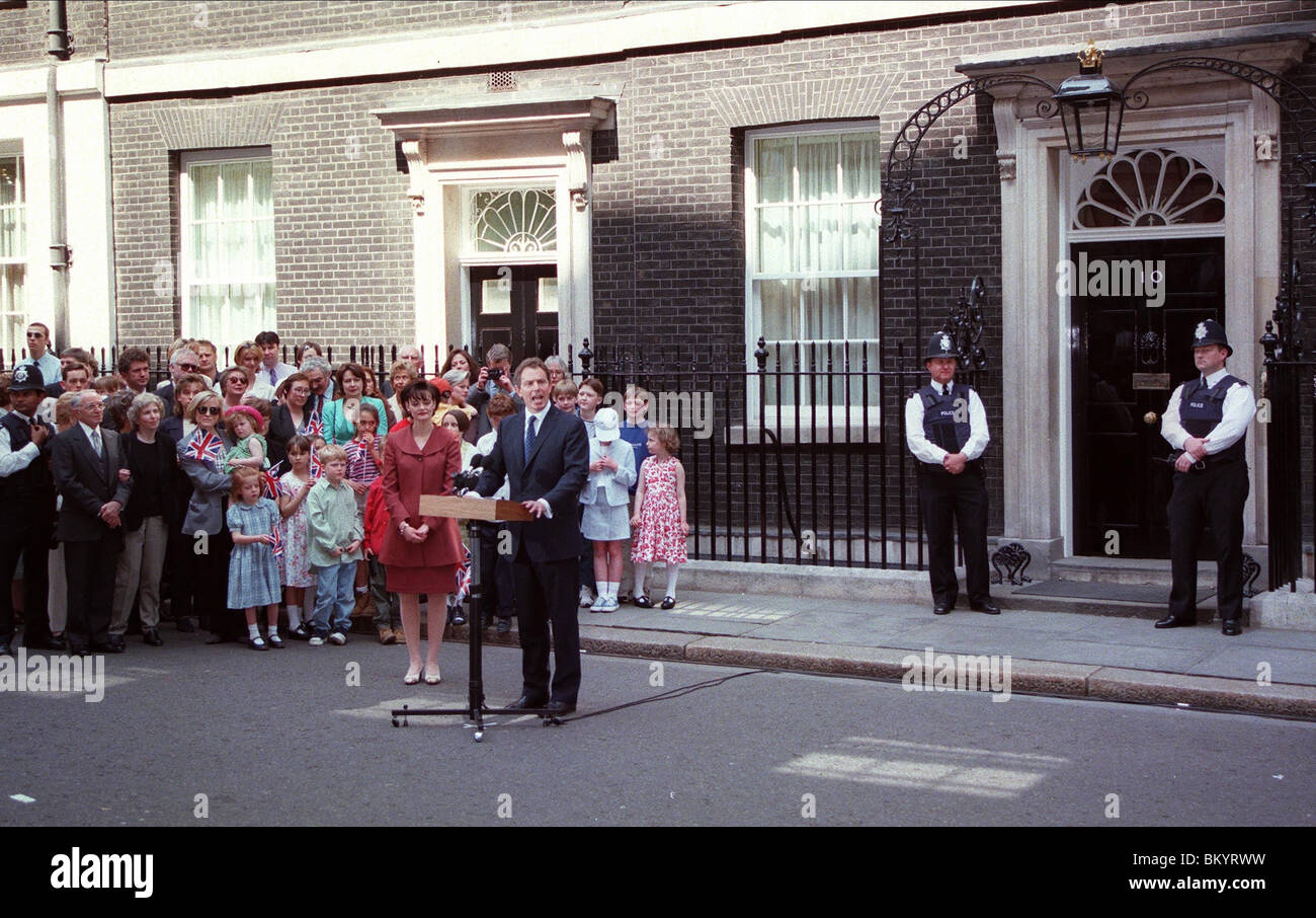 TONY BLAIR spricht auf DOWNING ST für 1. Mal AS Premierminister 6. Mai 1997 Stockfoto