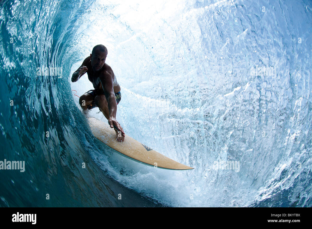Surfer in der Röhre der großen Welle Stockfoto
