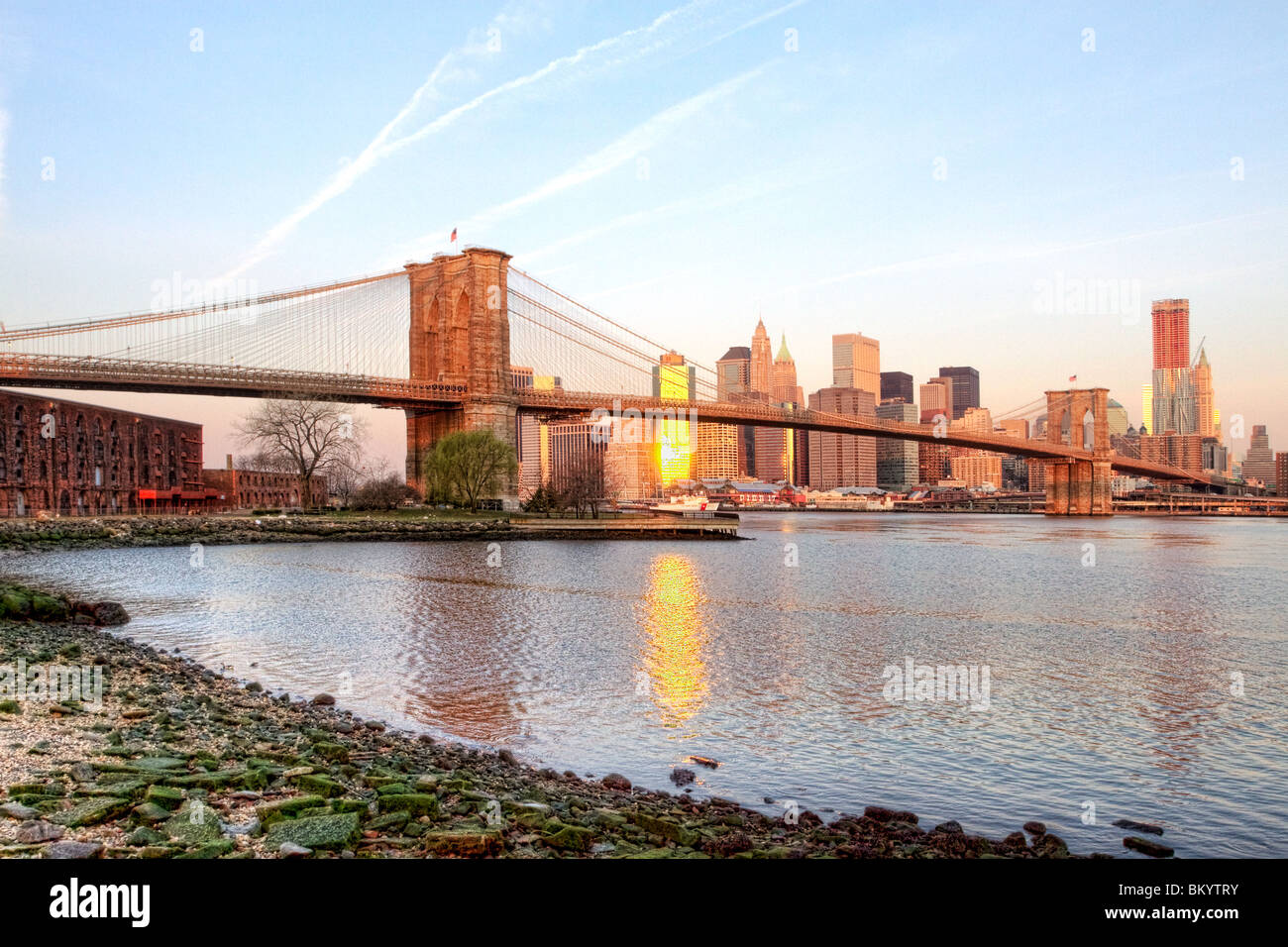 Brooklyn Bridge und Downtown Manhattan bei Sonnenaufgang aus Brooklyn Bridge Park in Brooklyn Stockfoto