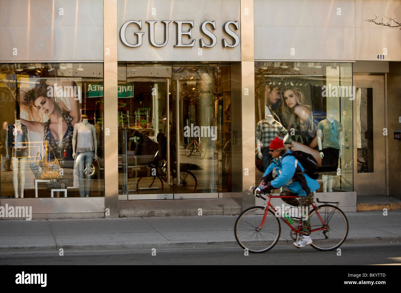 Abgebildet ist ein Guess Store in Toronto Stockfoto