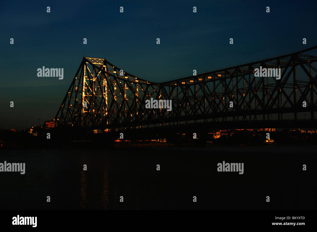 Niedrigen Winkel Blick auf eine Howrah Brücke Hooghly River, Kolkata, Westbengalen, Indien Stockfoto