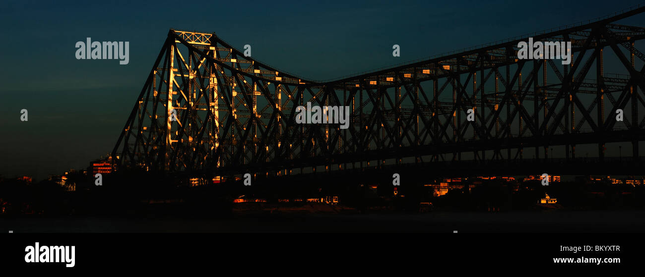 Niedrigen Winkel Blick auf eine Howrah Brücke Hooghly River, Kolkata, Westbengalen, Indien Stockfoto