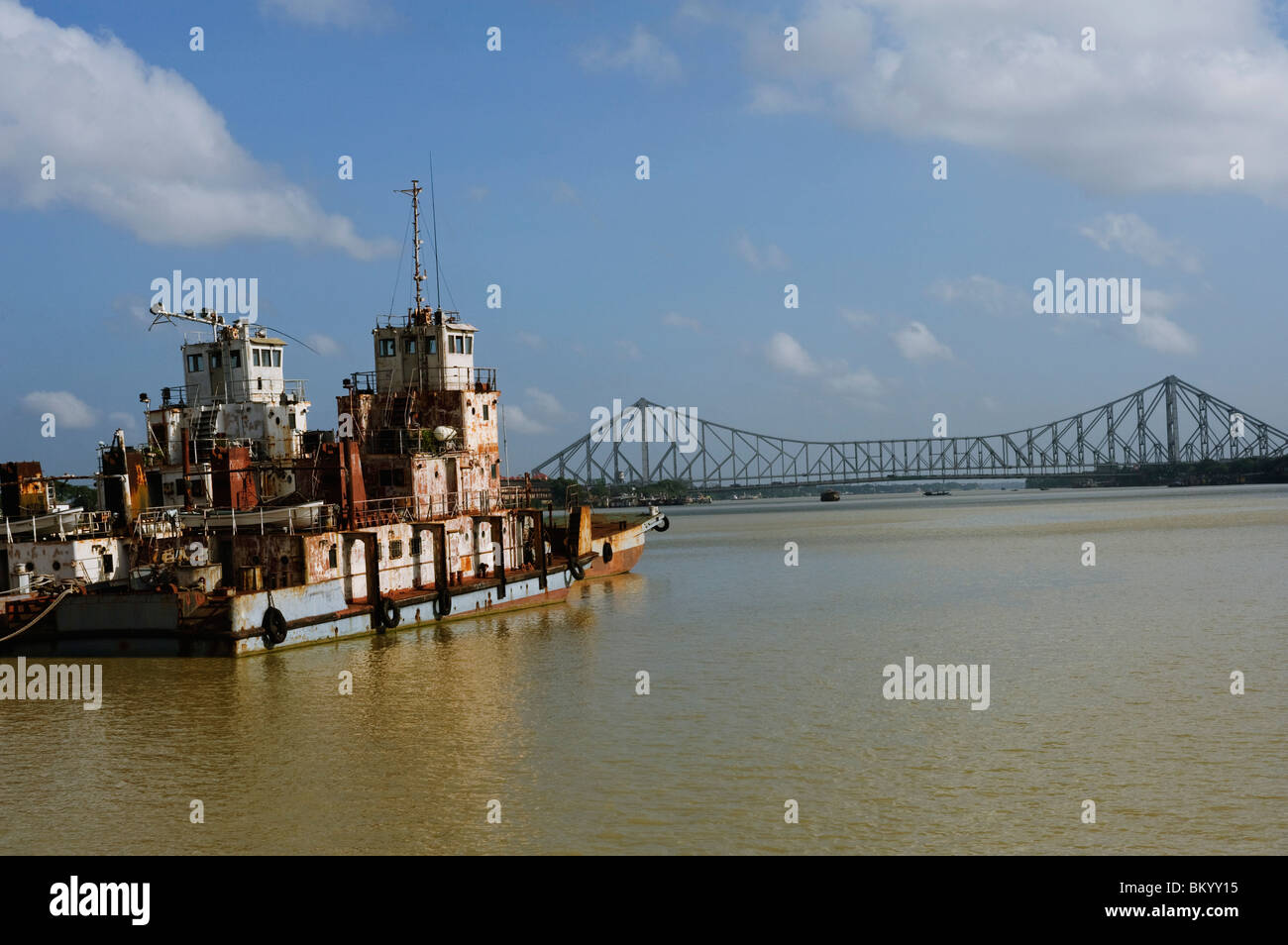 Boot mit einer Brücke im Hintergrund, Howrah Bridge, Hooghly River, Kolkata, Westbengalen, Indien Stockfoto