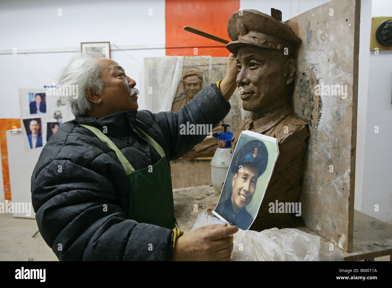 Fu Shou Yuan Friedhof, Künstler, Friedhof während der Ching Ming Festival, Künstler Wang Song Yin, 5. April, Skulptur von einem Grabstein Stockfoto