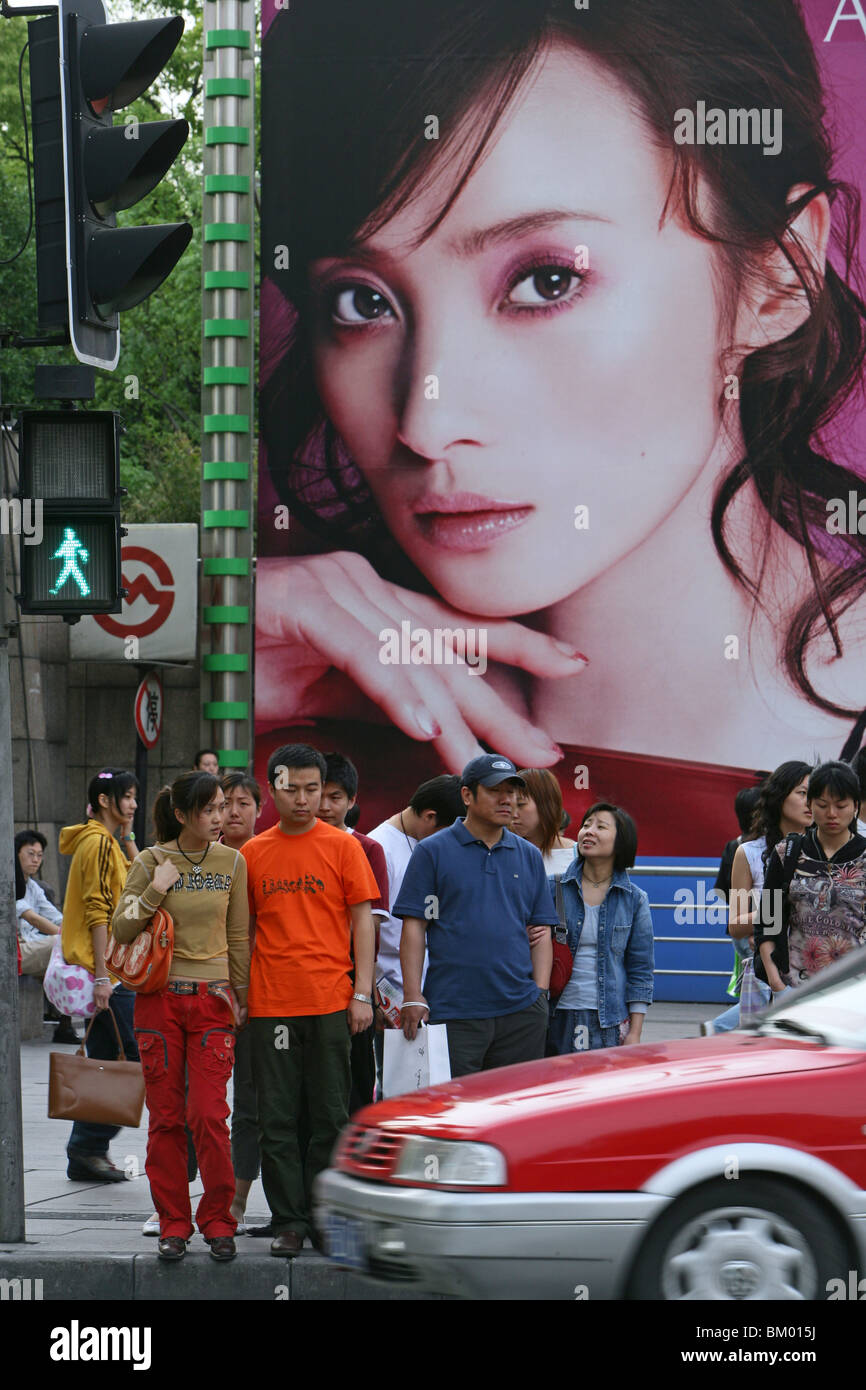 Fußgänger, Huaihai Xilu Kreuzung Huaihai Xilu, Einkaufen, Menschen, Verbraucher, verbrauchen Stockfoto