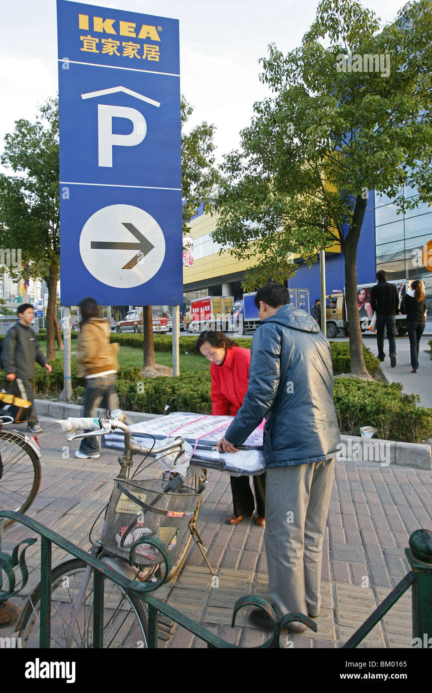 IKEA, schwedische Möbel, Wohnmöbel, Verkehrsmittel, Fahrrad Stockfoto