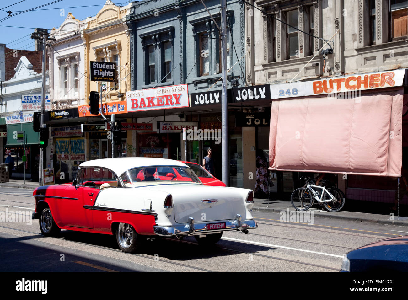 Rote und weiße klassische Cadillac auf Straße in Richmond, einem Vorort von Fitzroy Stockfoto