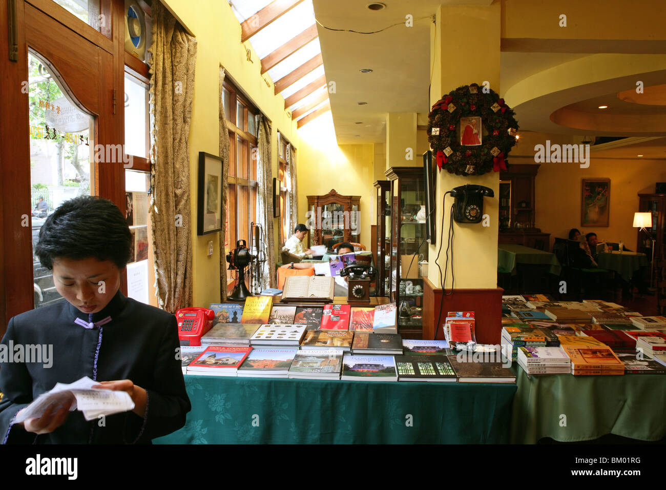 Alte China-Lesesaal, Buchhandlung, French Quarter, Buchhandlung, Coffee-Shop, Tee, Cappuccino, Fotograf Deke Erh, Kellnerin Stockfoto