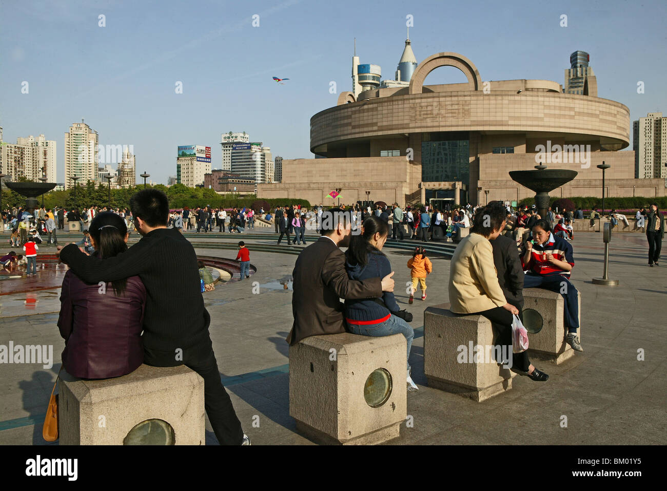 Peoples Square, meeting Point Museum, junge Leute, die warten, Paare Stockfoto