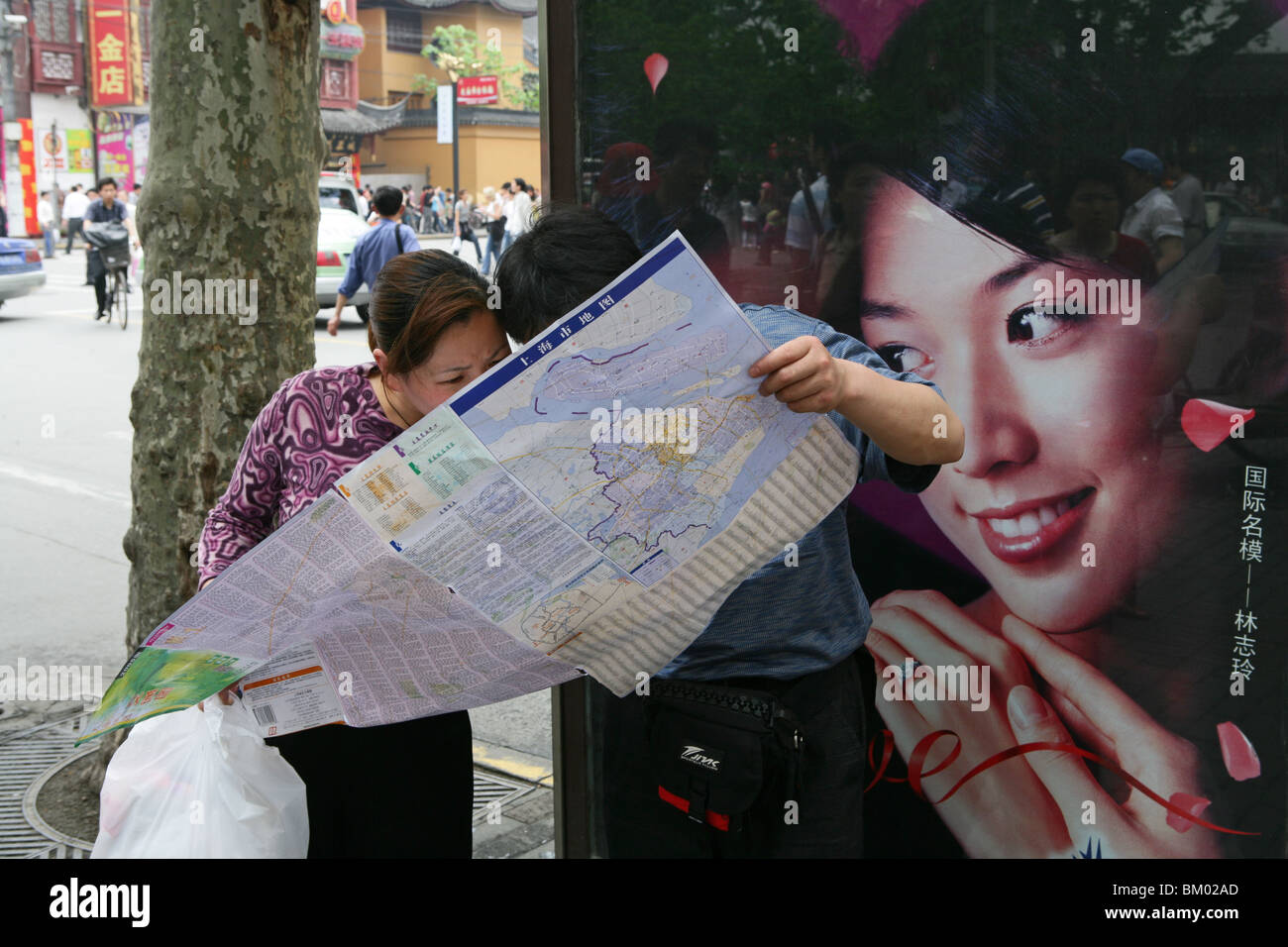 chinesische Touristen, chinesische Touristen, Stadtplan, Fußgänger, Menschen Stockfoto