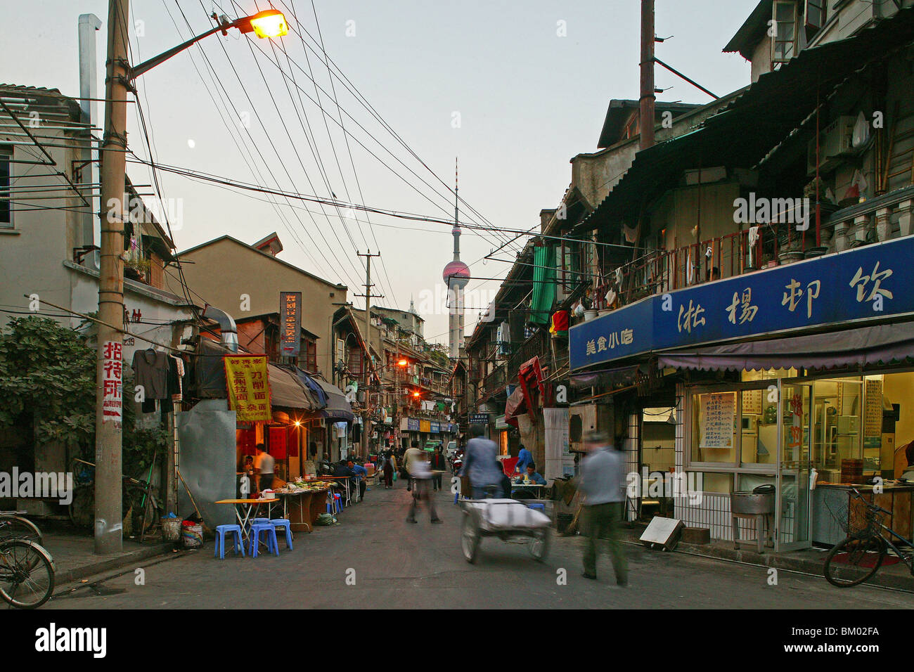 Hongkou Quartal Shanghai, Street, Highrise, Fahrrad, Straße, Pearl Orient, TV-Turm Stockfoto