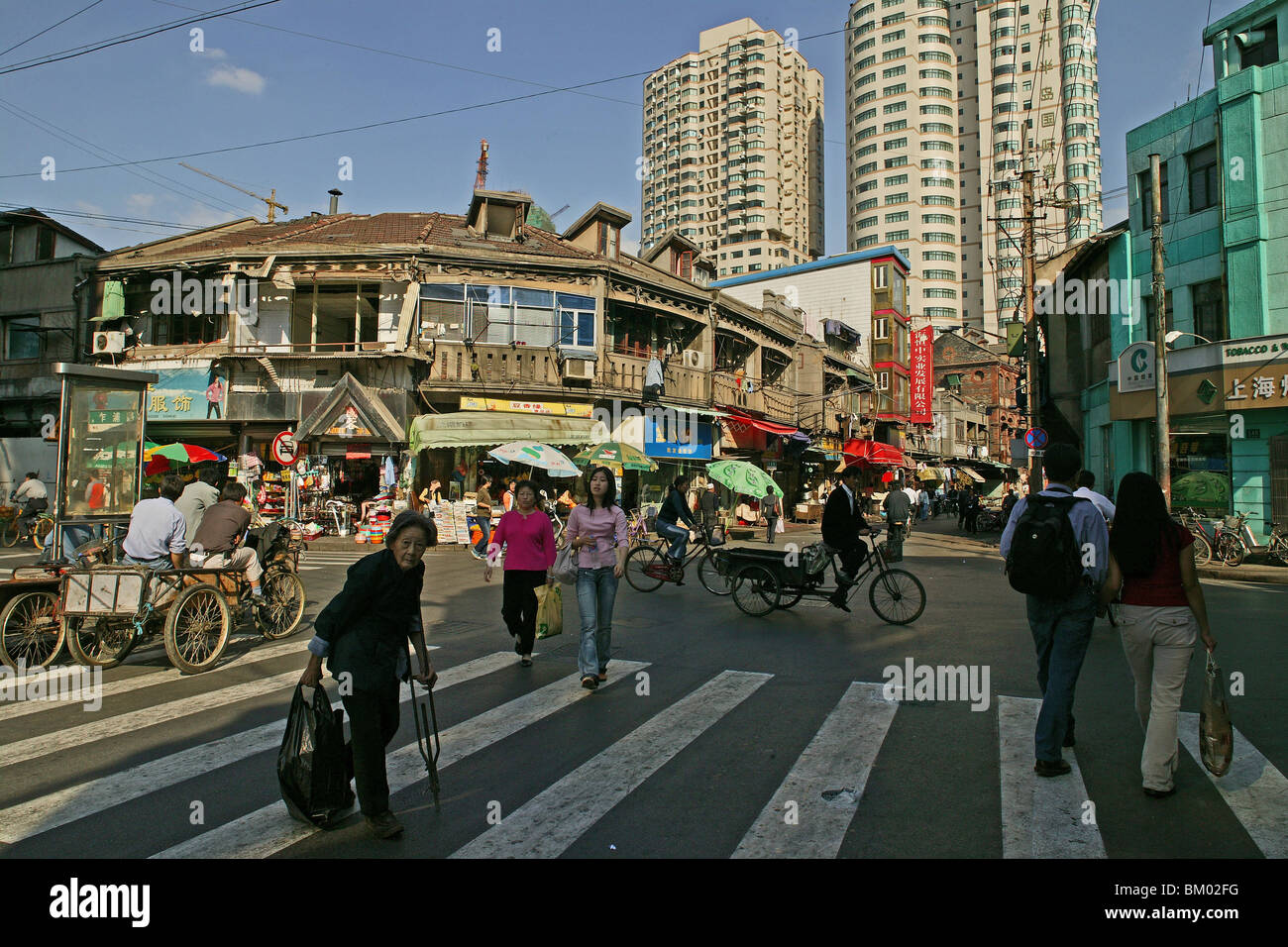 Hongkou Quartal Shanghai, Highrise, Fahrrad, Fahrrad, Straße Stockfoto