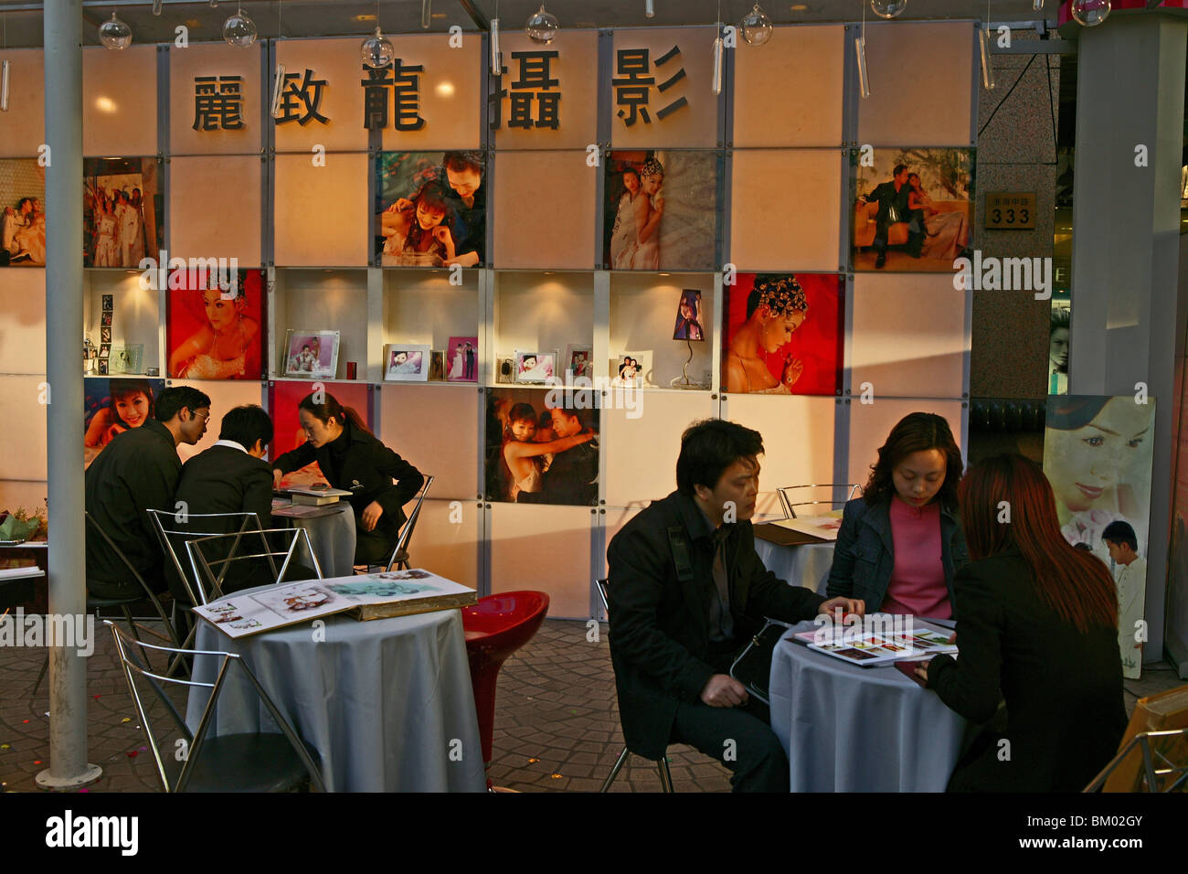 Hochzeit-Shop, Nanjing Road, Beratung, Hochzeitskleid, Modenschau, Straße Aktion, Boulevard, Braut Tuch, chinesische Flagge, rot f Stockfoto