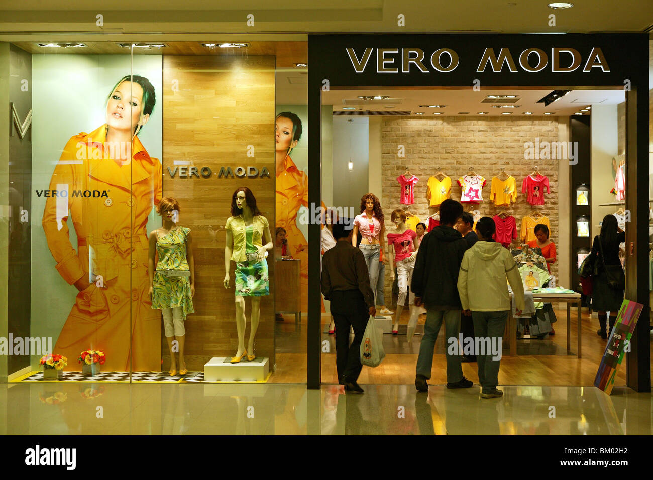 Shopping-Arkaden Shanghai, Einkaufszentren, Rolltreppe, Geschäfte, Läden, Mega-Malls, mehrstöckigen, Werbung, Verbraucher, Mode, Stockfoto