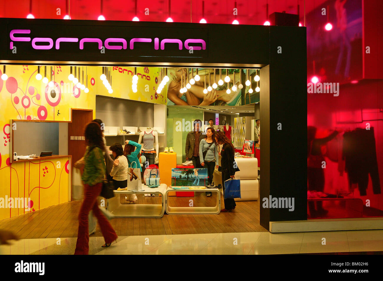 Shopping-Arkaden Shanghai, Einkaufszentren, Geschäfte, Läden, Mega-malls, mehrstöckigen, Werbung, Verbraucher, Mode, design Stockfoto