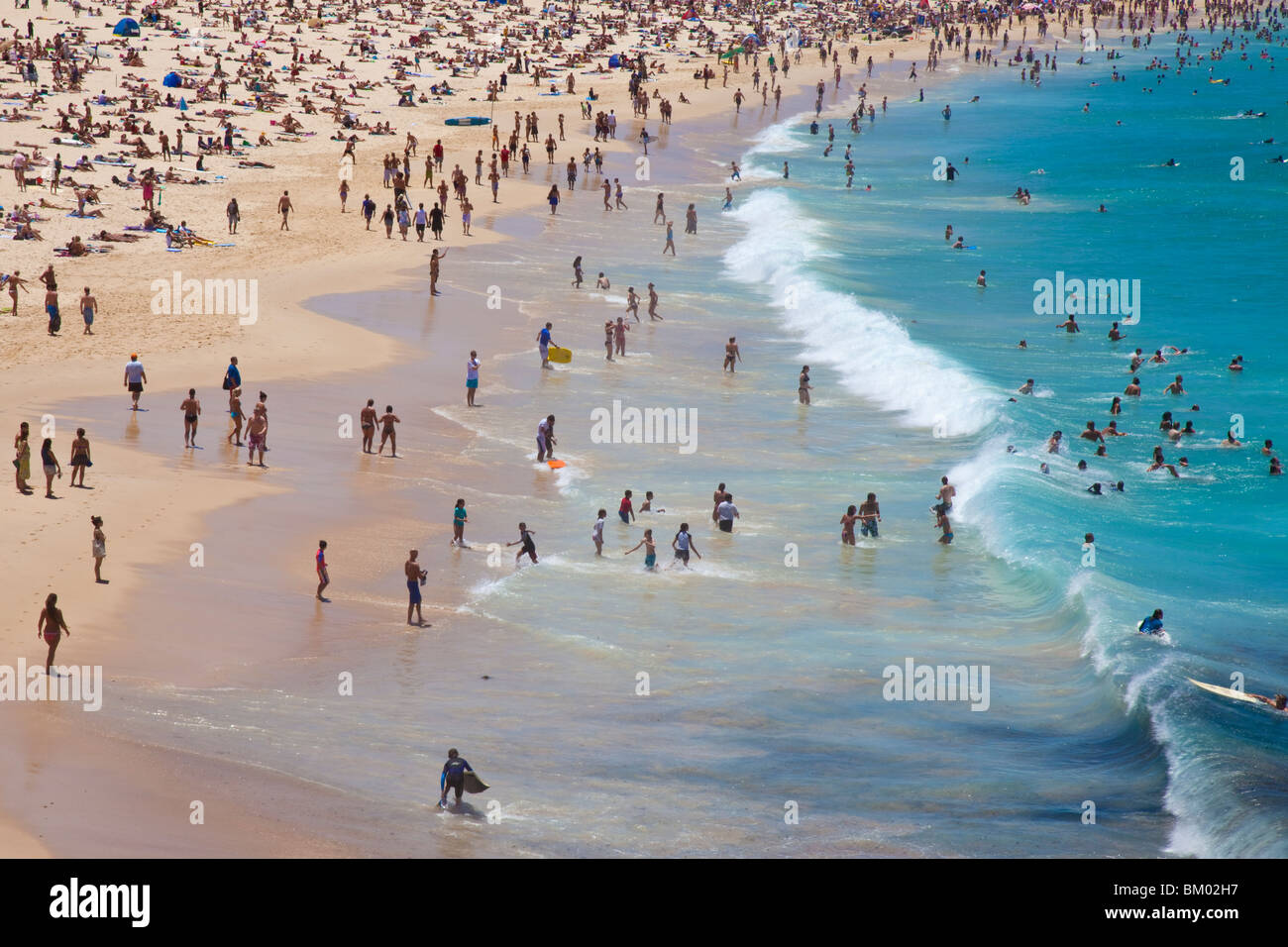 Ein vielbeschäftigter Bondi Beach an einem Feiertag Sommer voller Leute genießen die Sonne und die Brandung. Stockfoto