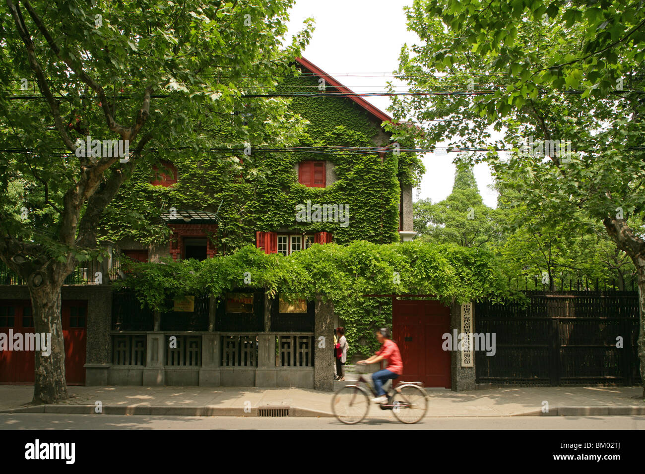 Zhou Enlai, Residenz, ehemalige Residenz, Chou En-Lai Museum, Ausstellung, grüne Ranke, Motorrad, Fahrrad, Straße, Straße, Französisch Quar Stockfoto