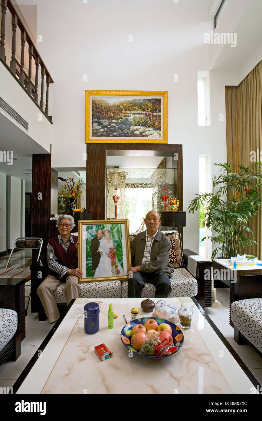 altes Ehepaar in moderne Villa, altes Ehepaar mit Hochzeitsbild, Wohnzimmer, Luxuswohnung, westlichen Shanghai, Interieur, private Stockfoto