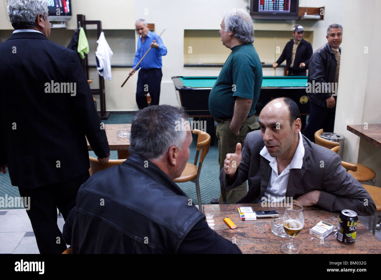 Menschen Alkohol trinken und Billard in einem Snooker-Club und Bar in Berat, Albanien. Stockfoto