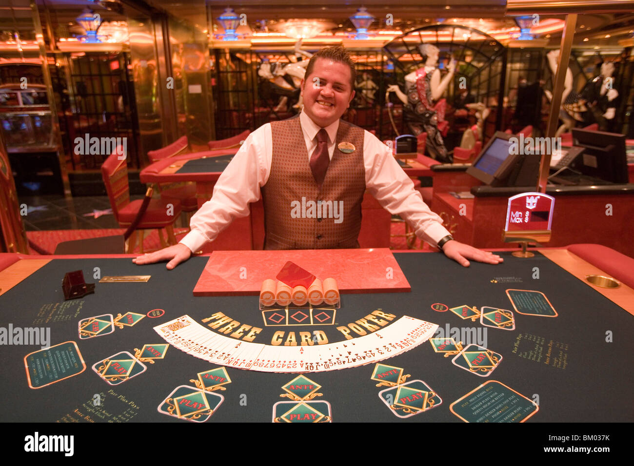 Glücklich Pokerface im Casino Royale auf Deck 4, Freedom Of The Seas Kreuzfahrt Schiff, Royal Caribbean International Cruise Line Stockfoto