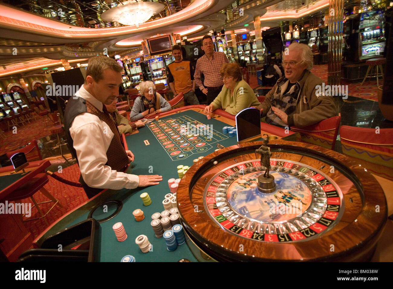 Spielen Roulette im Casino Royale auf Deck 4, Freedom Of The Seas Kreuzfahrt Schiff, Kreuzfahrt-Reederei Royal Caribbean International Stockfoto