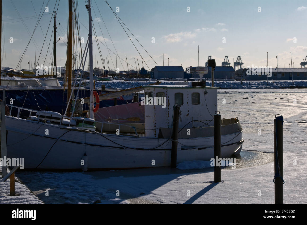 Segel und kleine Fischerboote im Hafen von gefrorenen Stockfoto