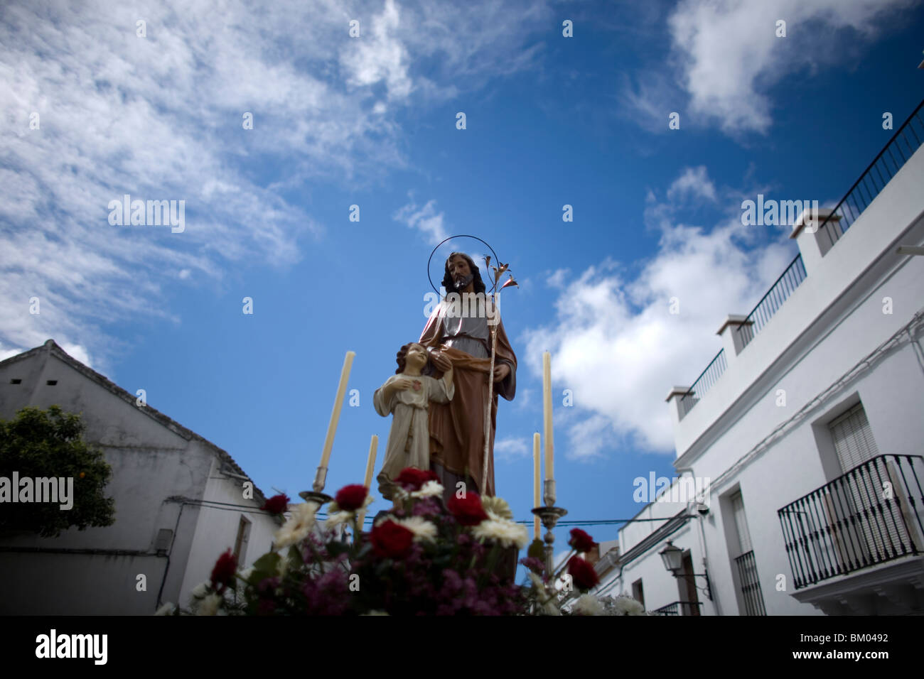 Eine Skulptur von San Jose (Joseph) erfolgt bei einer religiösen Prozession in Prado del Rey im südlichen Spanien Cádiz, Andalusien. Stockfoto