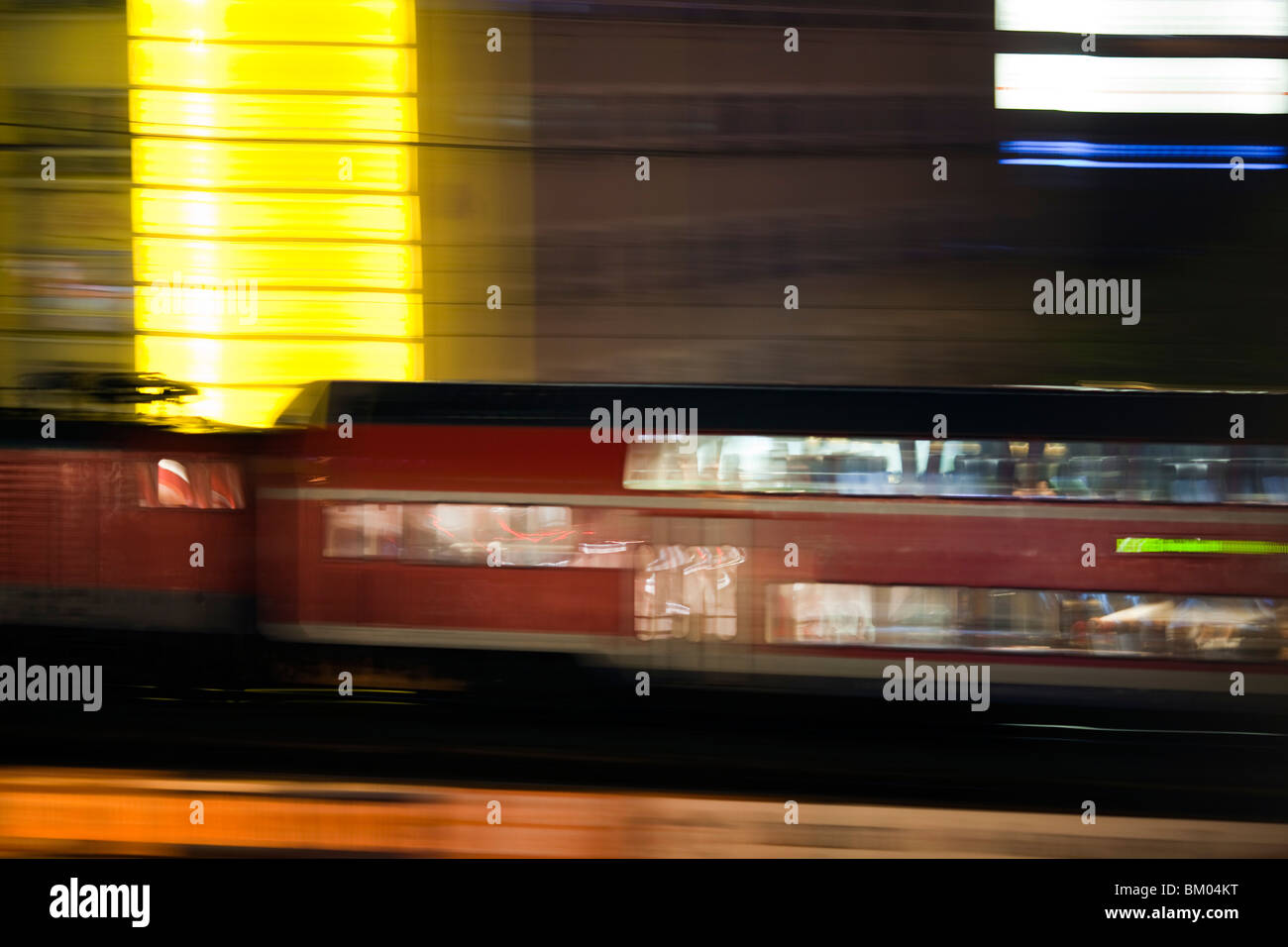 Panning Shot eines Zuges bei Nacht, Berlin, Deutschland Stockfoto