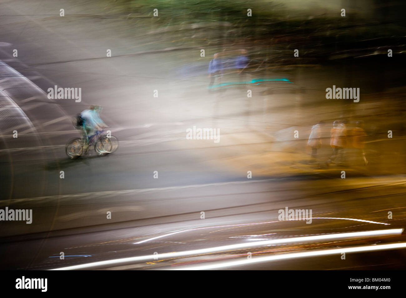 Panning Shot eines Radfahrers bei Nacht, Berlin, Deutschland Stockfoto