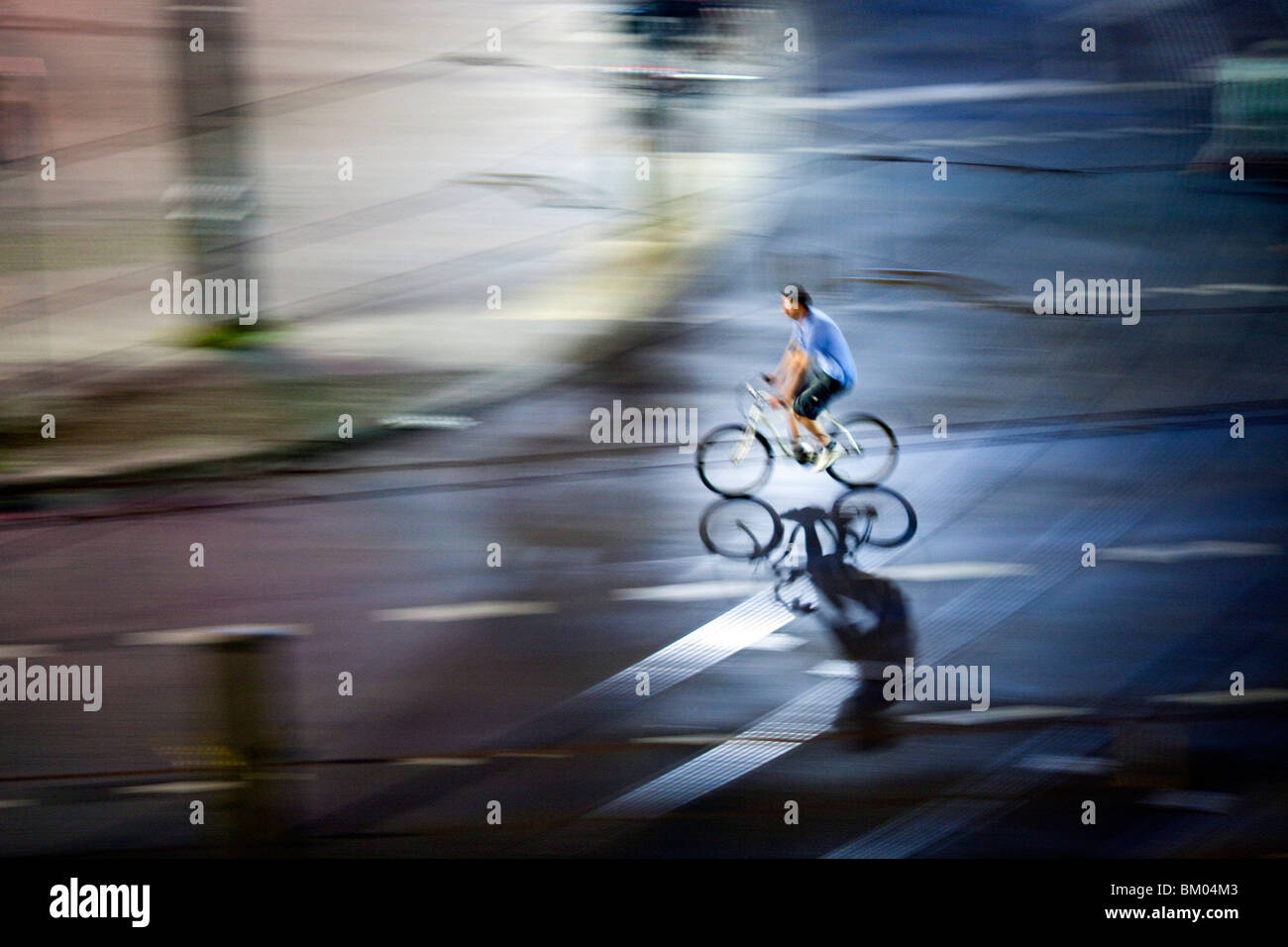 Panning Shot eines Radfahrers bei Nacht, Berlin, Deutschland Stockfoto