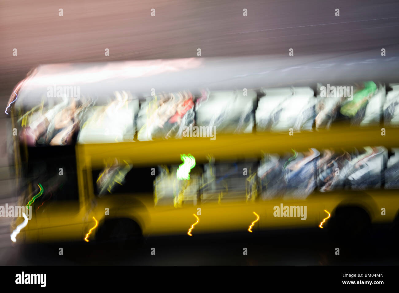 Panning Shot eines Busses bei Nacht, Berlin, Deutschland Stockfoto