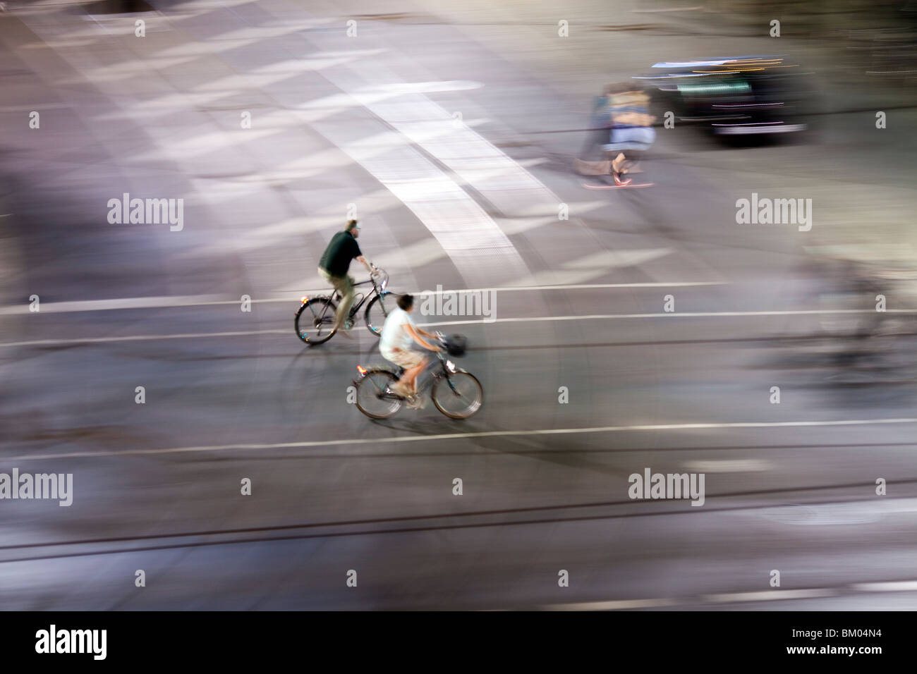Panning Shot von Radfahrern bei Nacht, Berlin, Deutschland Stockfoto