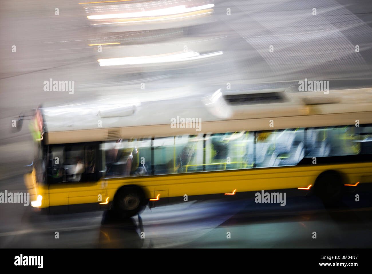 Panning Shot eines Busses bei Nacht, Berlin, Deutschland Stockfoto