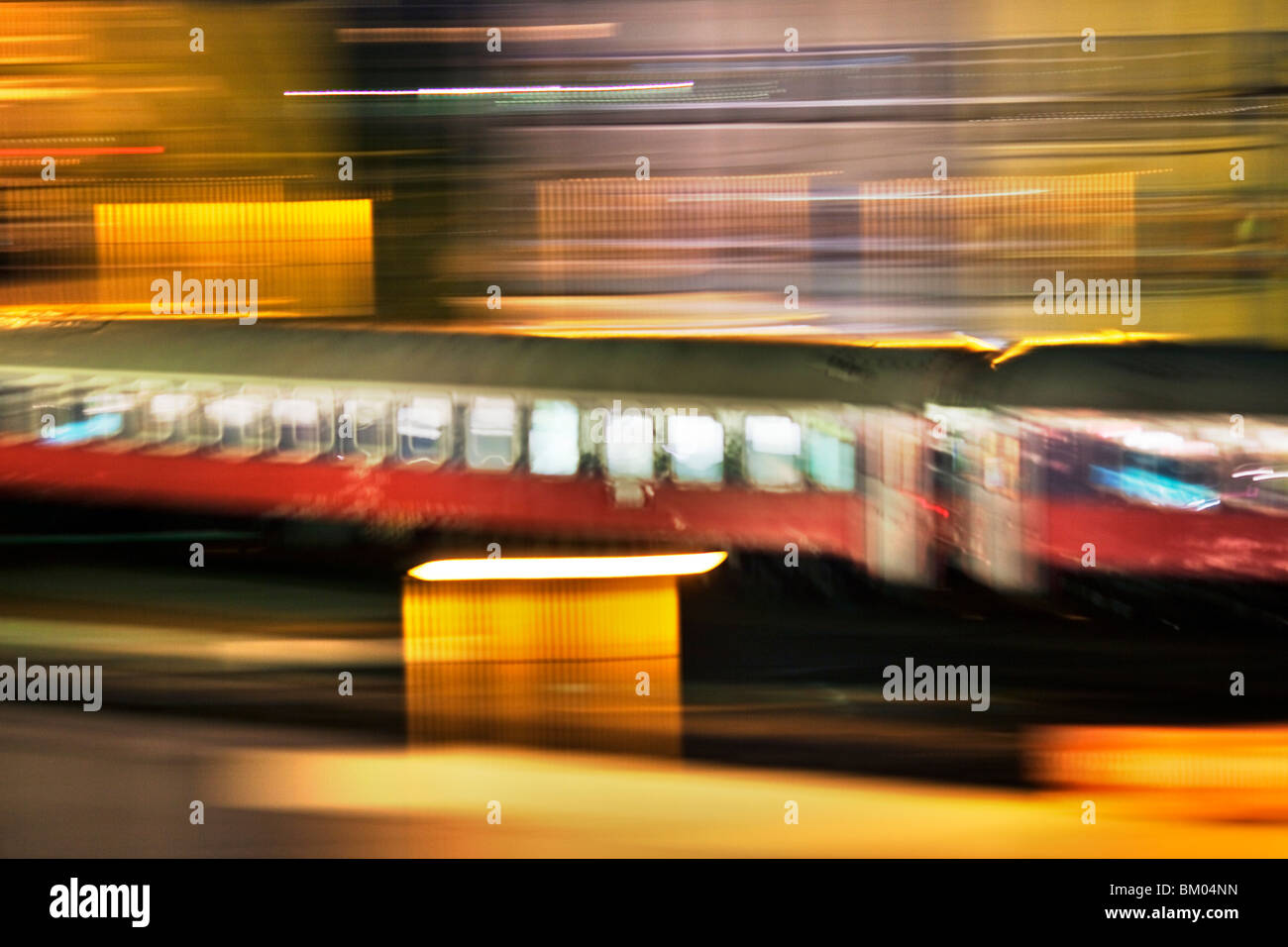 Panning Shot eines Zuges bei Nacht, Berlin, Deutschland Stockfoto