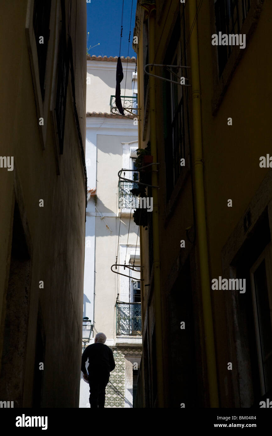 Einsame Gestalt auf typische Gasse, Alfama, Lissabon-Portugal Stockfoto