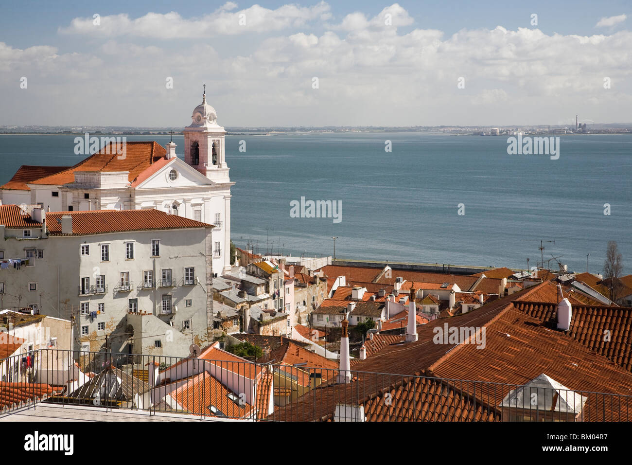 Blick auf Lissabon aus Santa Luzia Sicht mit Santo Estevao Kirche auf der linken Seite. Stockfoto